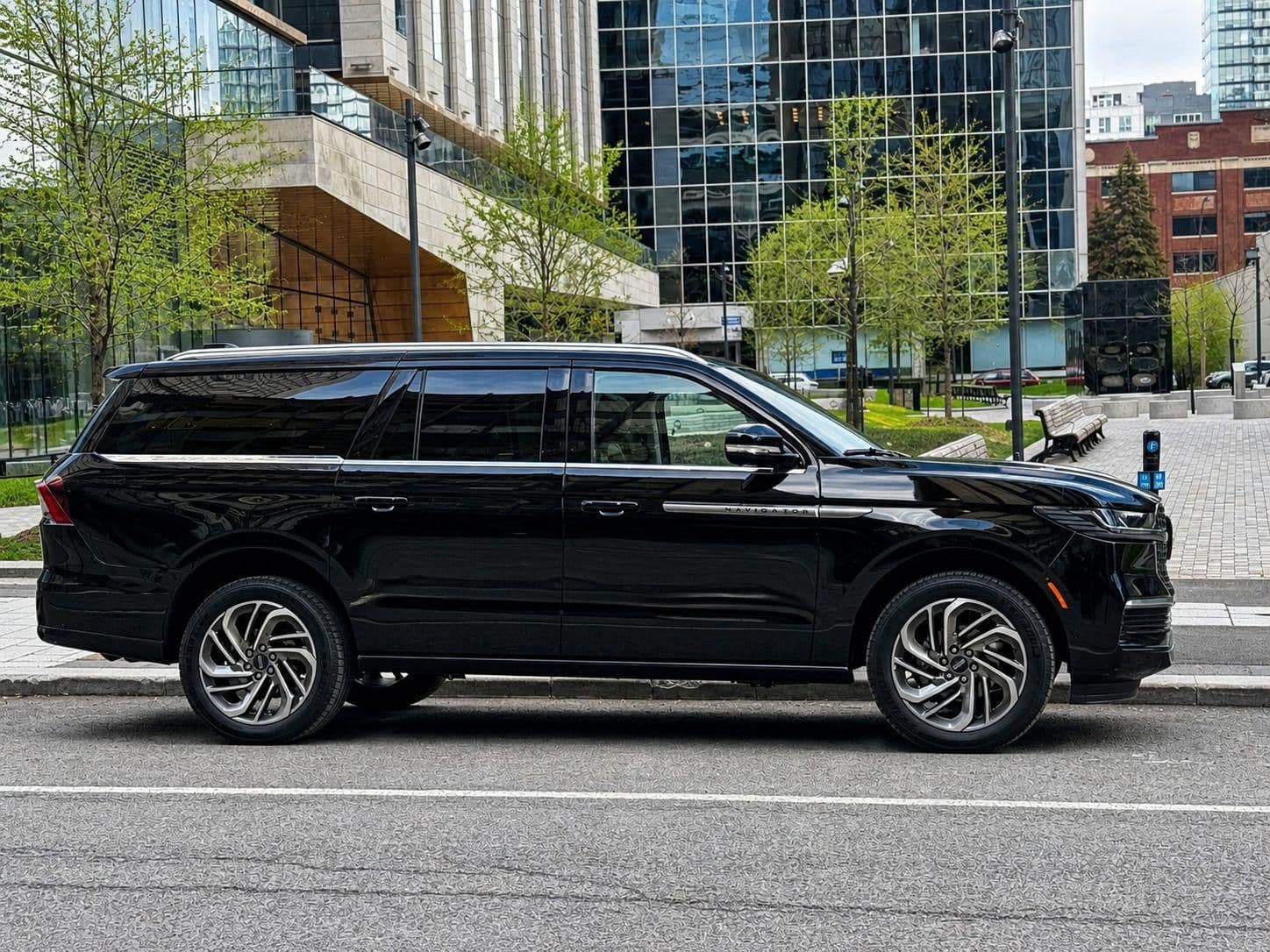 FFGR Canada — Lincoln Navigator devant le skyline canadien
